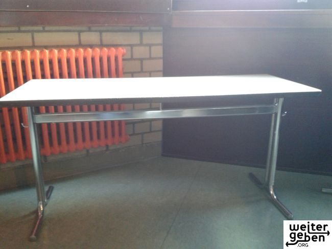 gespendet werden in Mannheim ca. 20 sehr stabile gebrauchte Tische. Ursprünglich als Schultische eingesetzt.