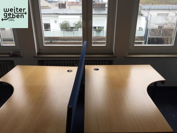 2 moderne Schreibtische mit Pinnwand werden in NRW gespendet
