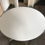 Spende: runder weißer Tisch