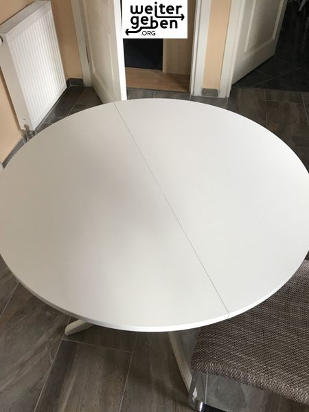 Spende: runder weißer Tisch
