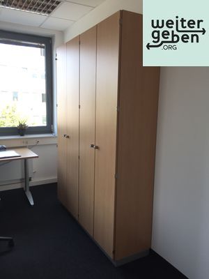 Möbelspende: Hohe Büroschränke in Düsseldorf