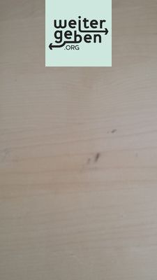 Holztisch hat tolerierbare Kratzer und Flecken
