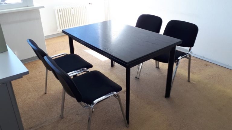 schwarzer Tisch mit 4x Chrome-Stühlen – A190061