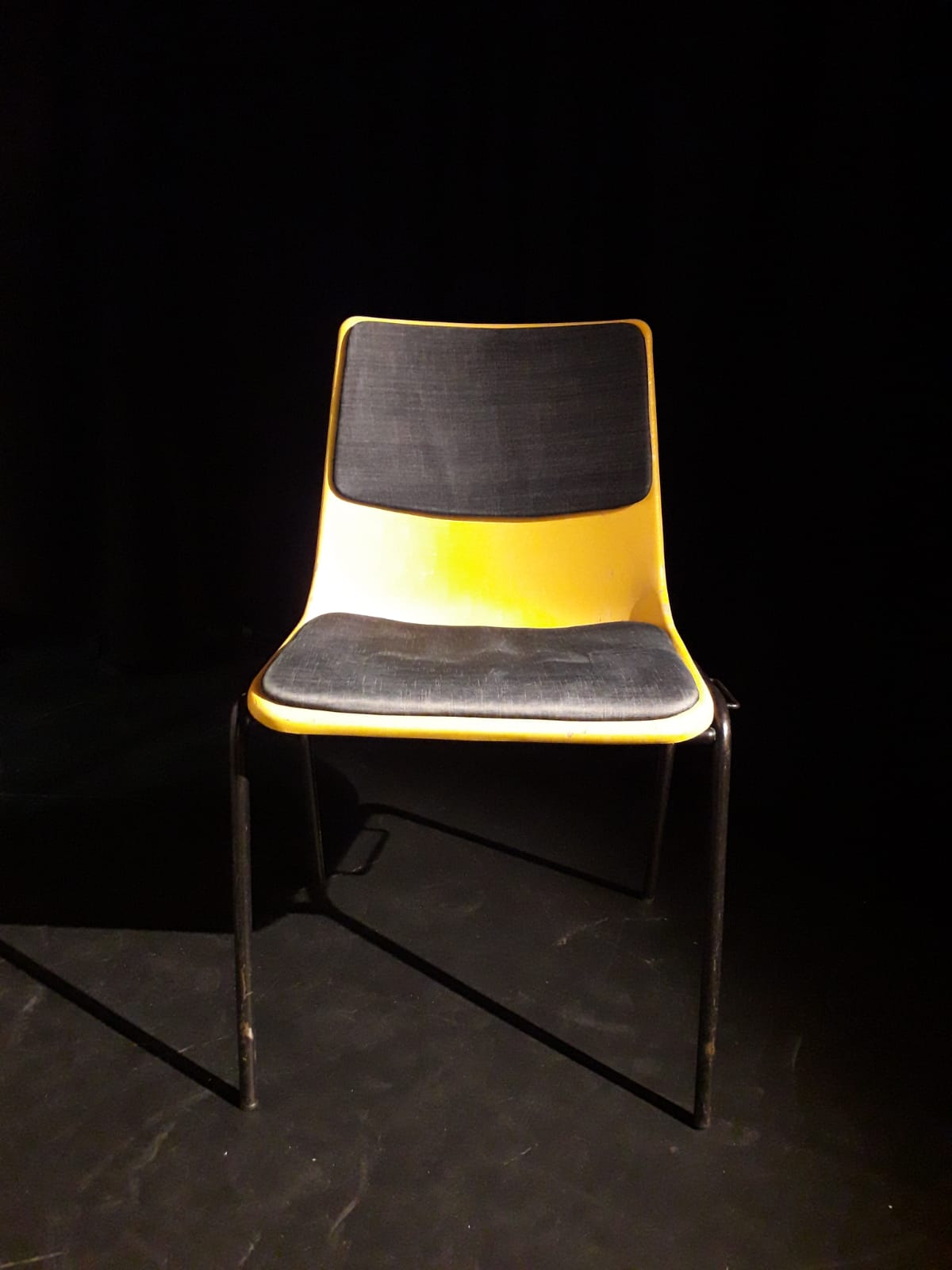 gespendet werden 63x gepolsterte, stapelbare Stühle in Berlin