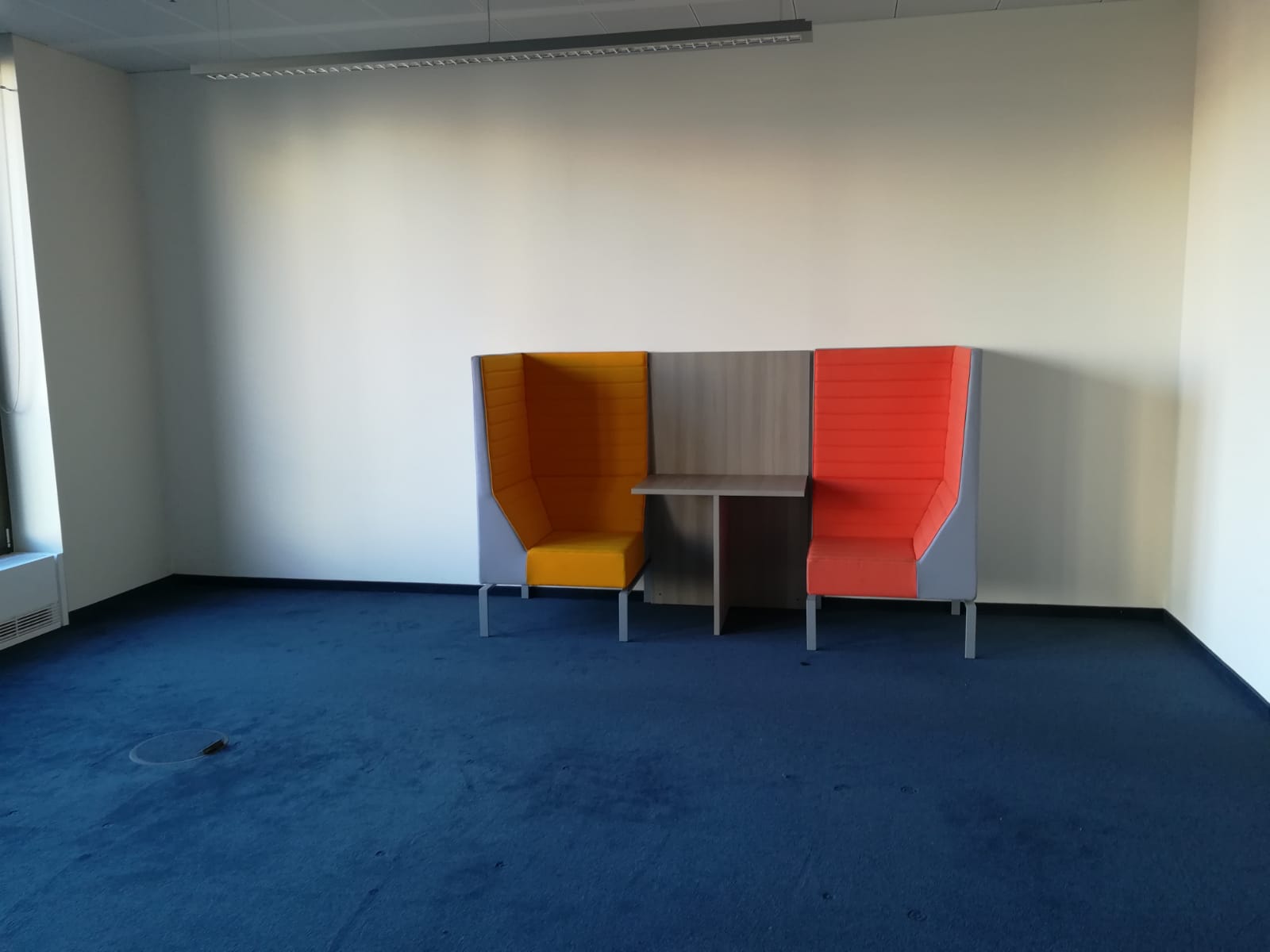 2x Designer-Zweier-Sitz-mit-Tisch werden in Berlin-Mitte gespendet