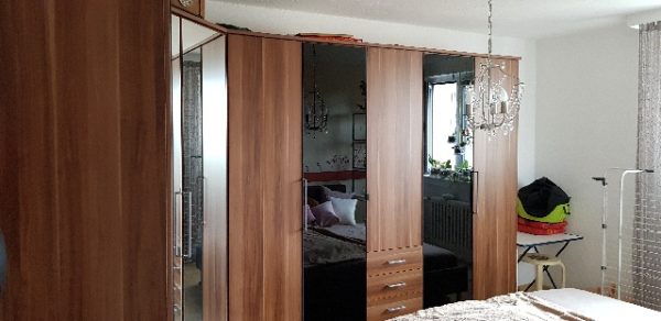 Spende-nussbaum-Schlafzimmerschrank-in-Neukoelln