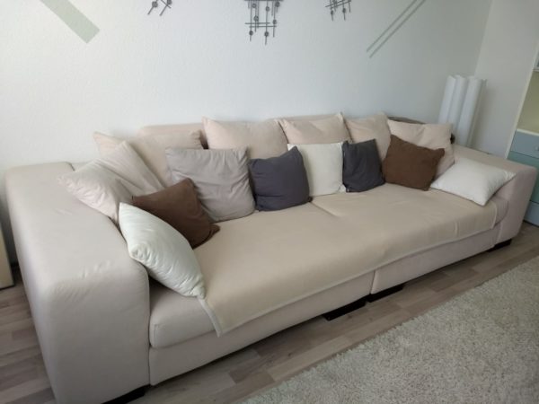 sehr schönes und breites 4Sitz Sofa in Berlin