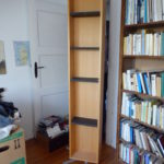 hohes Holzregal nutzbar für Bücher, CDs o. DVDs