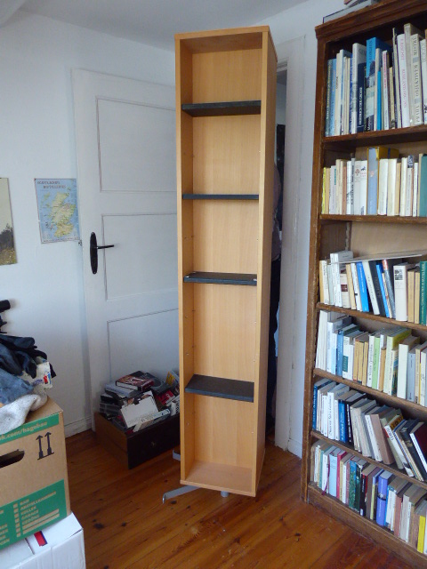 hohes Holzregal nutzbar für Bücher, CDs o. DVDs