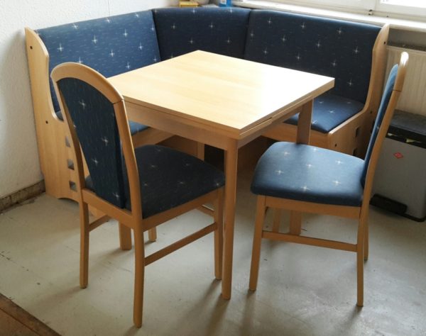 Küchenmöbel: platzsparender Holztisch, Eckbank + 2 passende Stühle