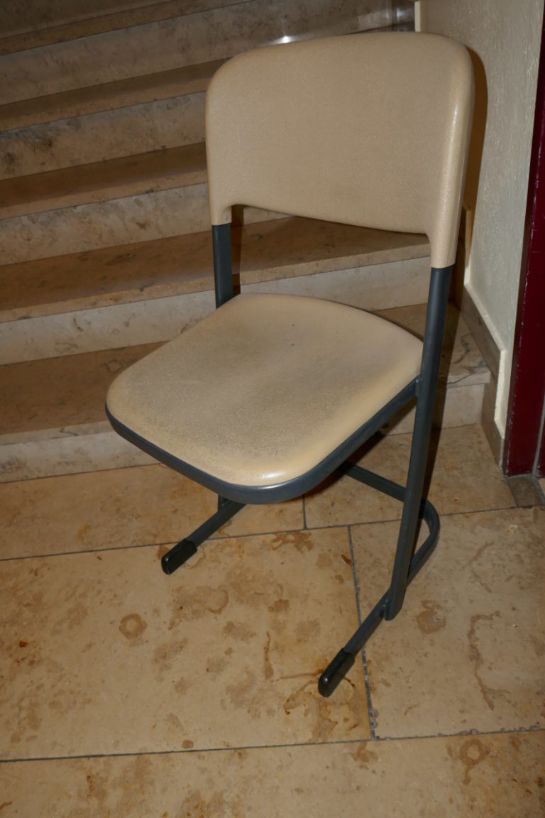18 stapelbare Stühle, beige, Sitzfläche ca. 45 cm, in Schwaben