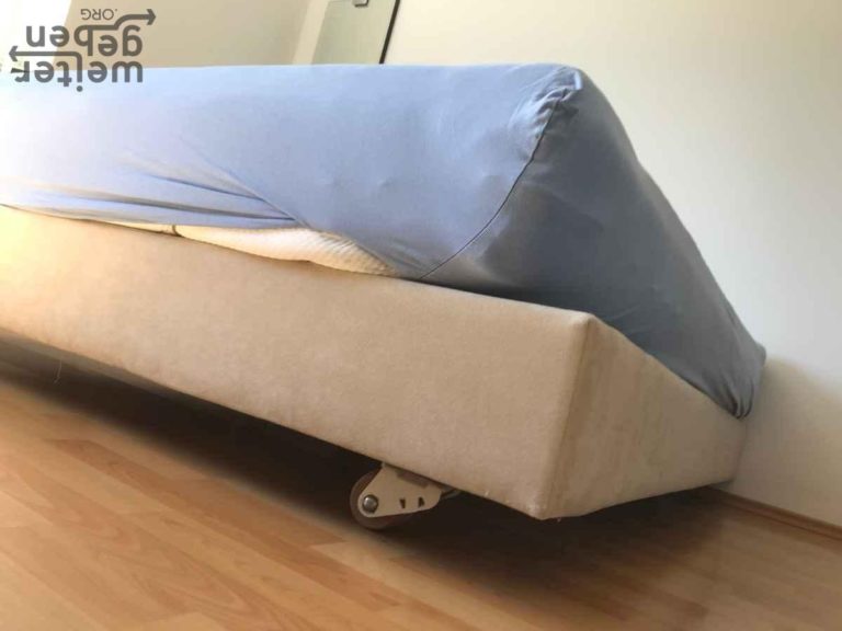 Bett mit Matratze, gebraucht – Spende in Berlin Zehlendorf