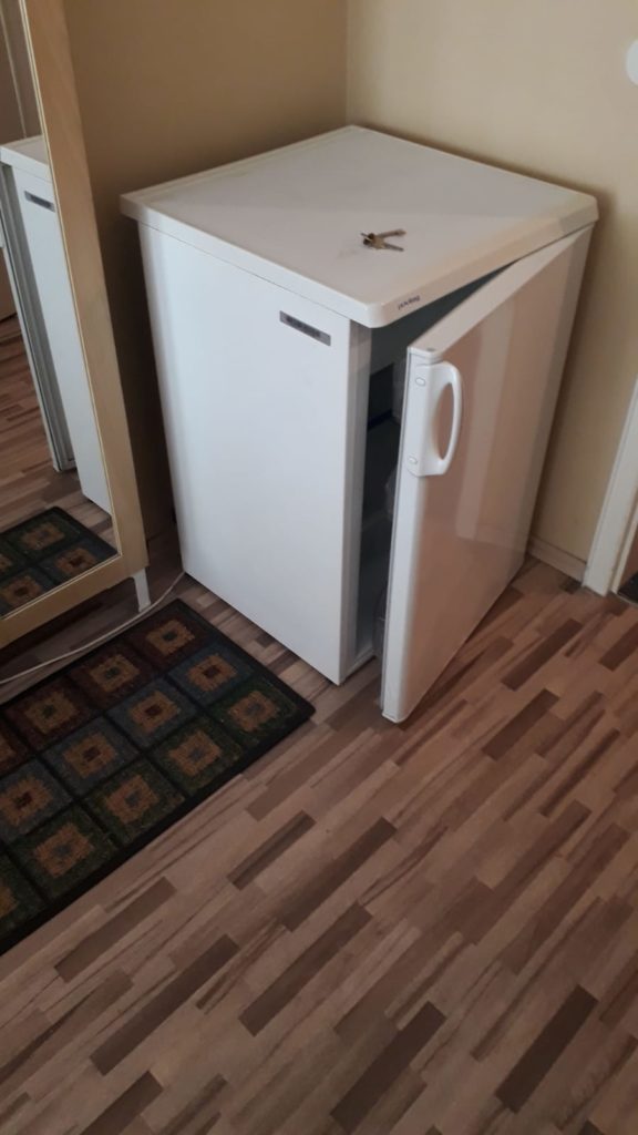 man sieht einen Kühlschrank
