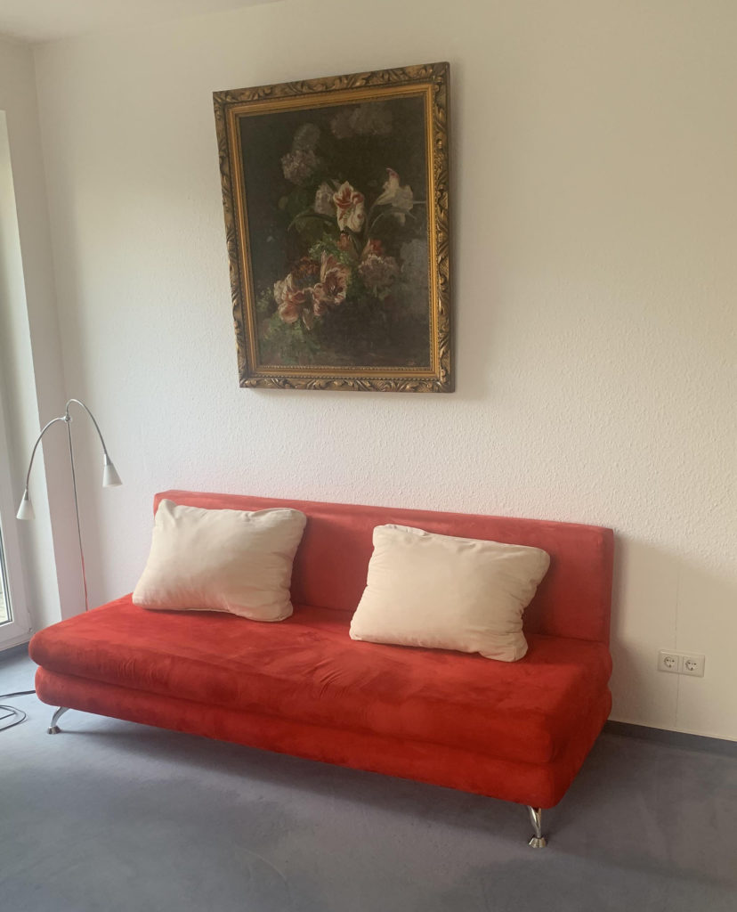 zu sehen: rotes Sofa ohne Armstützen