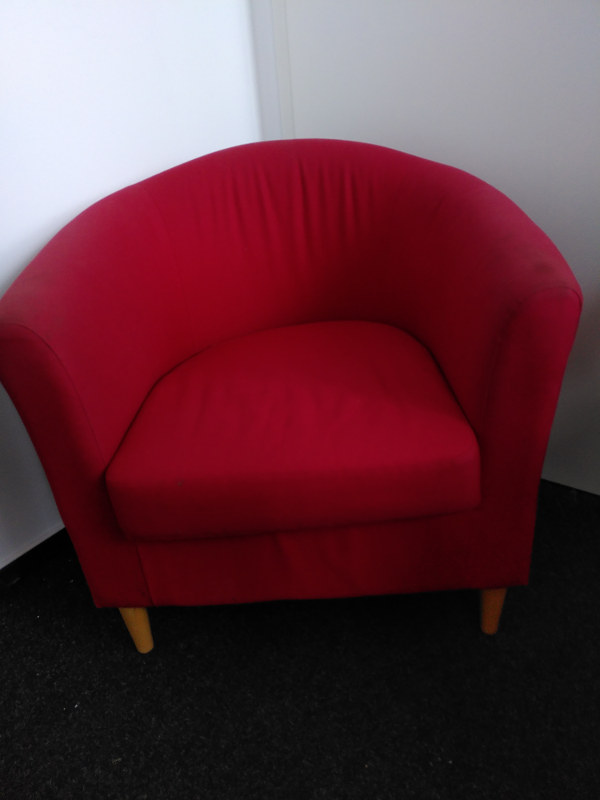 zu sehen: auffallend, schöner roter Sessel