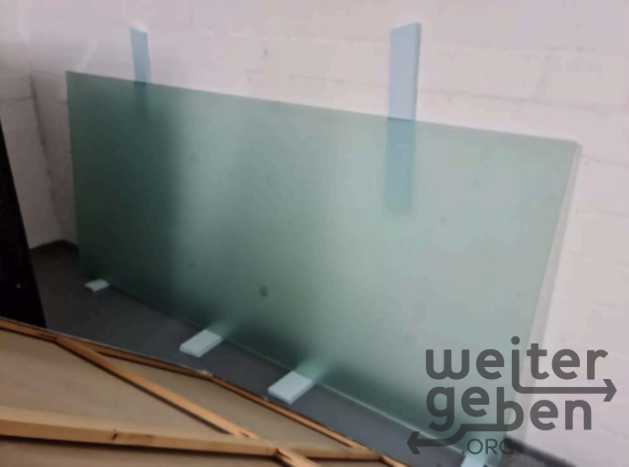 Foto: rechteckige Glasplatte für einen Bürotisch / Glastisch