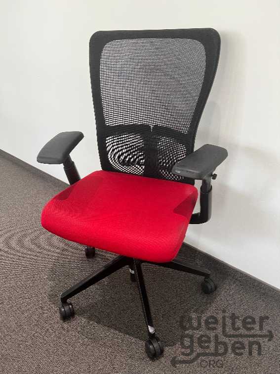 Bürostühle z.B. mit roter Sitzfläche hoher Rückenstütze und Armlehnen