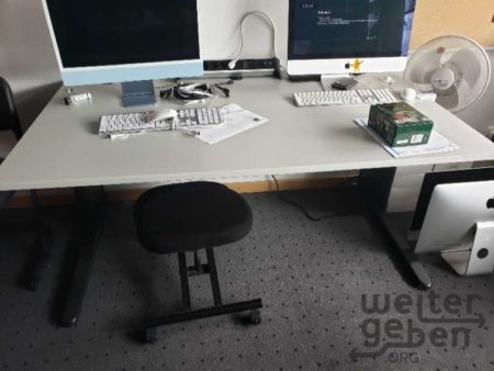 Bild: ein stabiler Schreibtisch mit großen L-Füßen, da passen locker 2 Monitor drauf