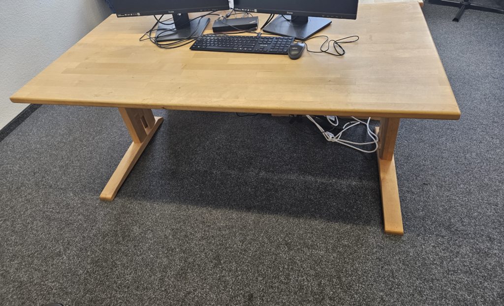 Ansicht der einfachen Büro Holz-Tische