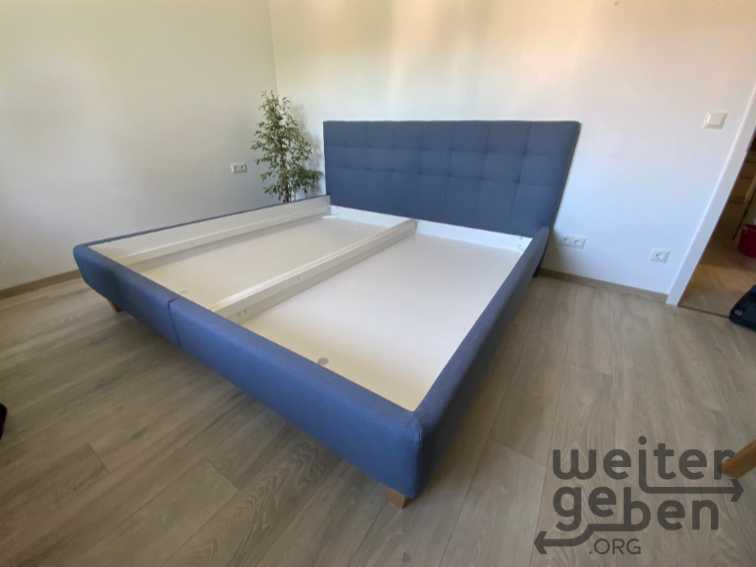 schönes Doppelbett mit verstellbaren Lattenrost in Borchen