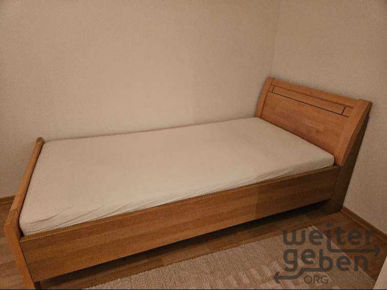 schönes Holzbett komplett in Zwickau