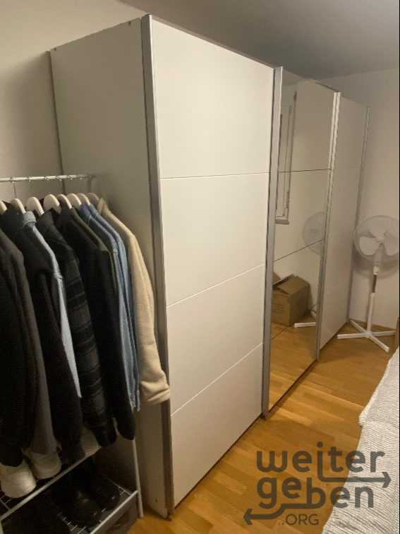 großer Kleiderschrank – Spende in Stuttgart