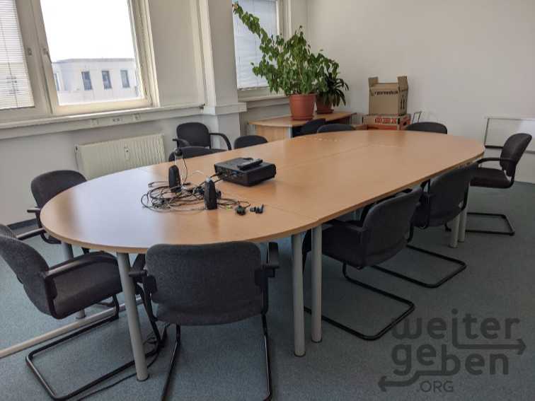 Konferenztisch mit 15 Stühlen in Berlin