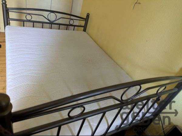 Metallbett mit Matratze in Köln