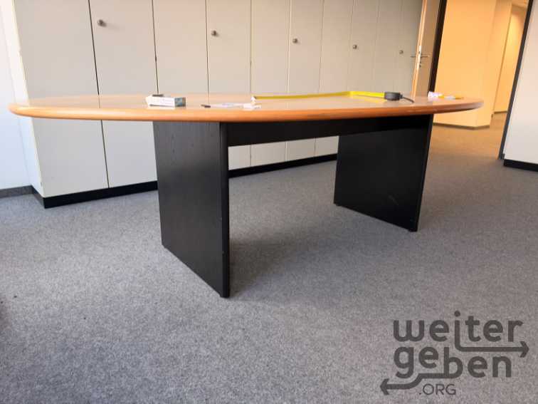 Ovaler Konferenztisch in München