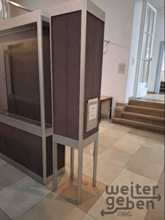 Pin und Flyer Aufsteller – Spende in München