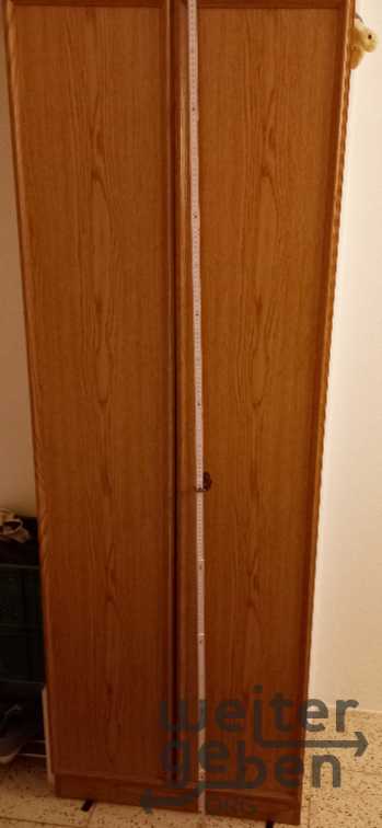 schmaler Holzschrank in Ohlsdorf