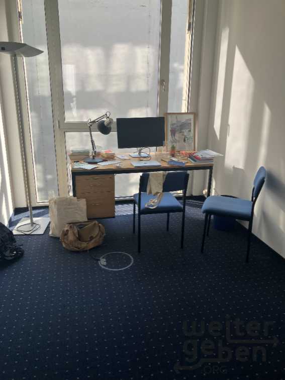 Schreibtische, Schränke, Regale, Stühle in Berlin