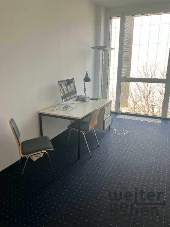 Schreibtische, Schränke, Regale, Stühle in Berlin