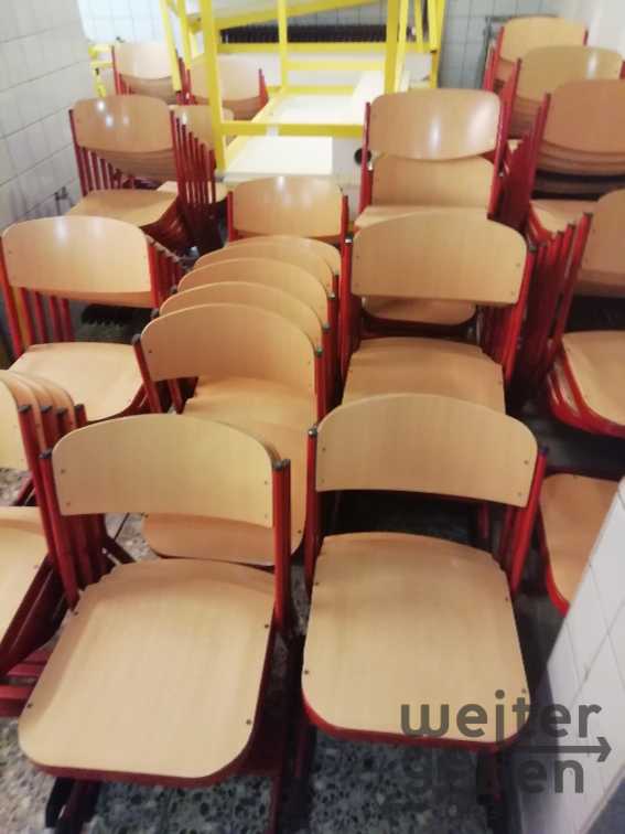 Schulstühle – Spende in Wülfrath