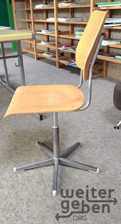 Schulstühle in Nussbaumen