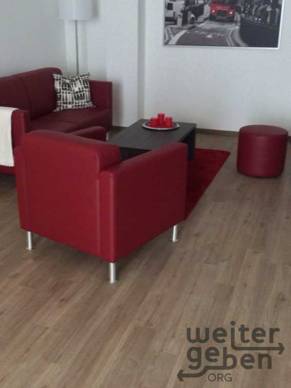 rote Sofas Sessel + Hocker – Spende in Frankfurt