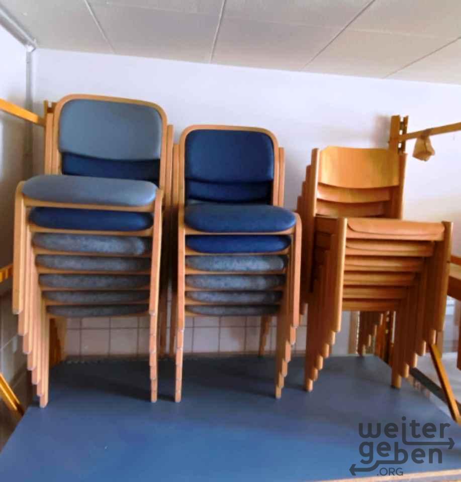 verschiedene, stapelbare Stühle – Spende in Haar / München