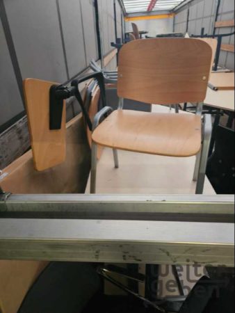 Seminarstühle mit Klappauflage – Spende in Föhren bei Trier