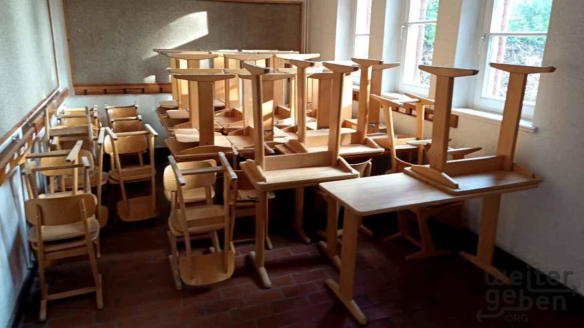 Schulstühle und -tische in Eschede