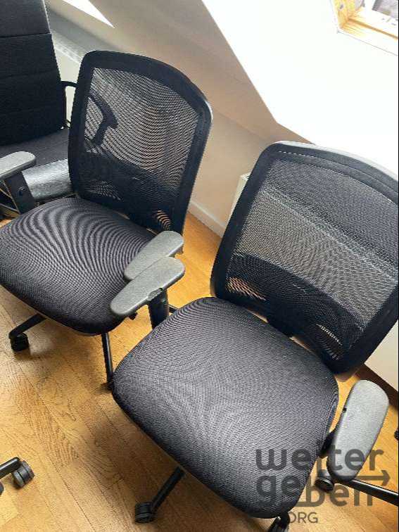 verschiedene Bürostühle in Berlin