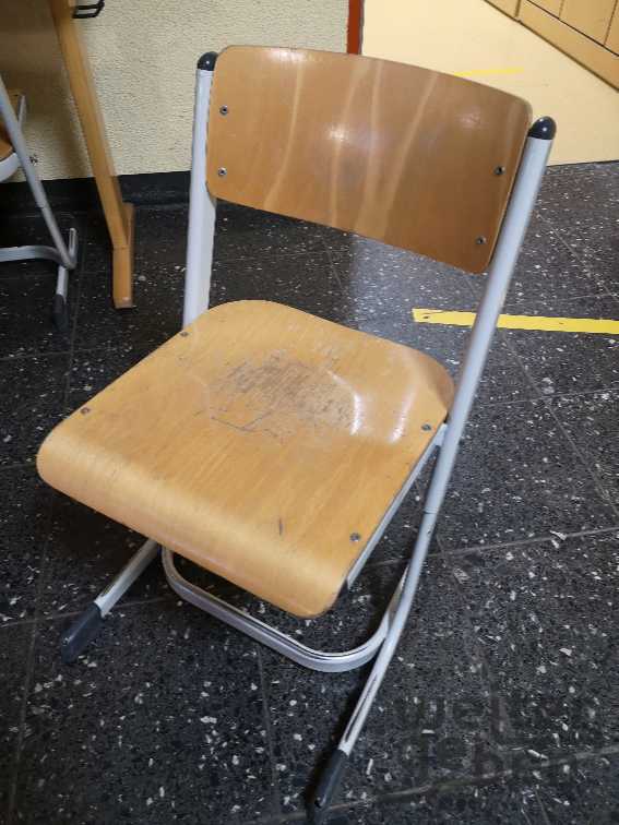 höhenverstellbare Stühle für Grundschüler – Spende in Nieder-Olm