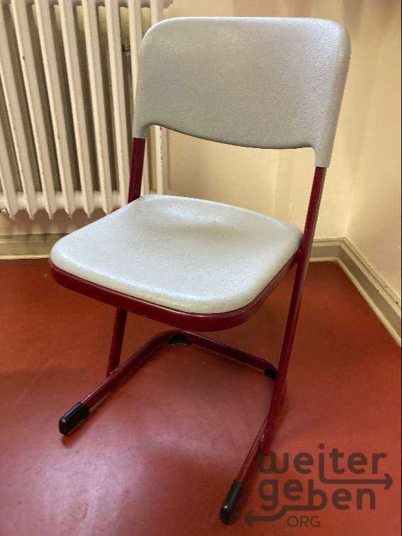 stapelbare Schulstühle – Spende in Niebüll