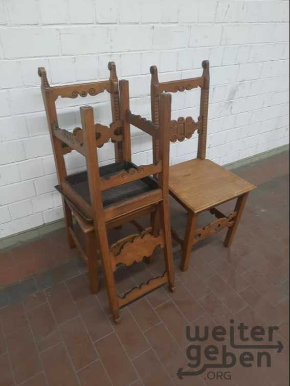 Stühle mit geschnitzen Elementen in Stuttgart