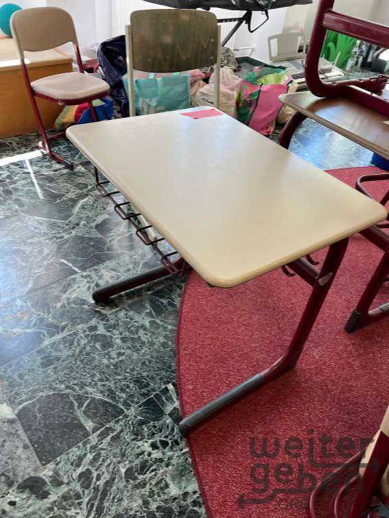 Grundschule Stühle und Tische in Bad Aibling