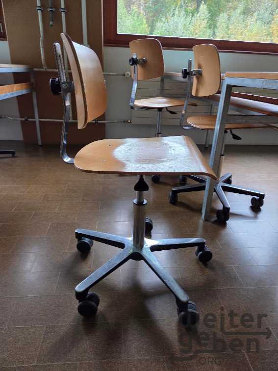 Schultische und Schulstühle in Lyss
