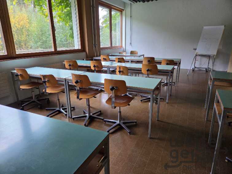 Schultische und Schulstühle in Lyss
