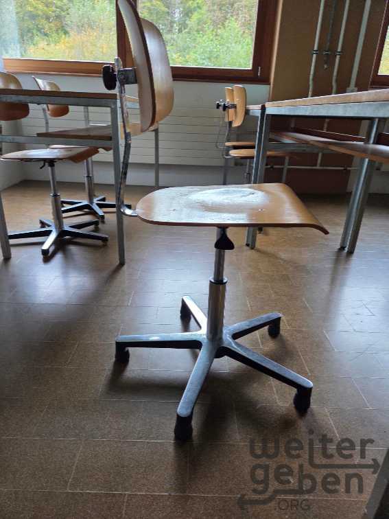 Schultische und Schulstühle in Lyss