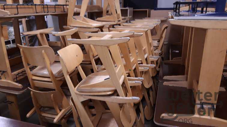 Tische und Stühle für Grundschüler in Olpe