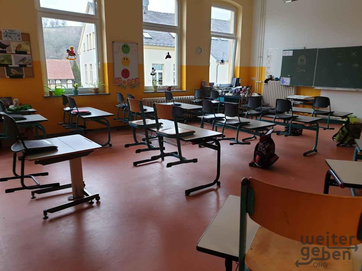 Schultische und Schulstühle – Spende in Neukirchen / Pleiße