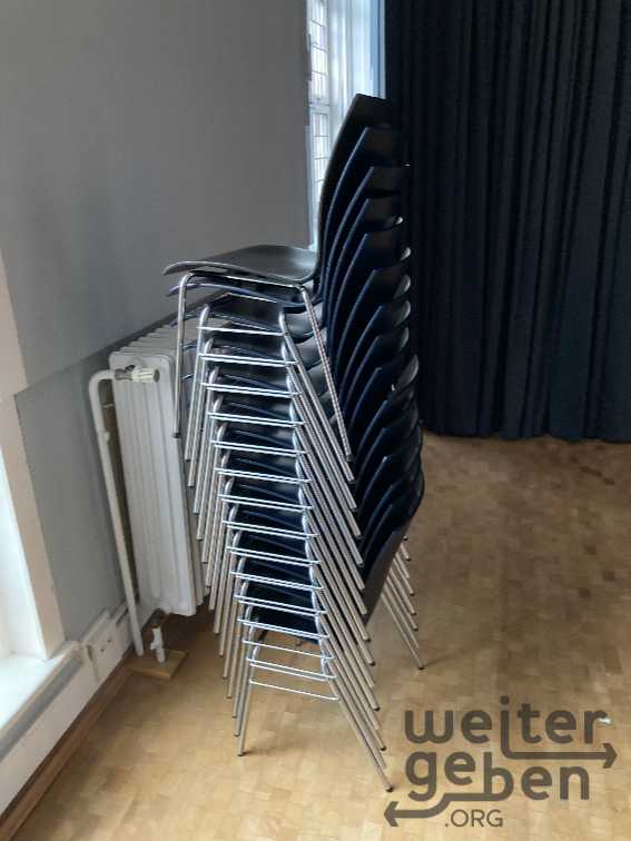 stapelbare Holzstühle / Konferenzstühle – Spende in Berlin